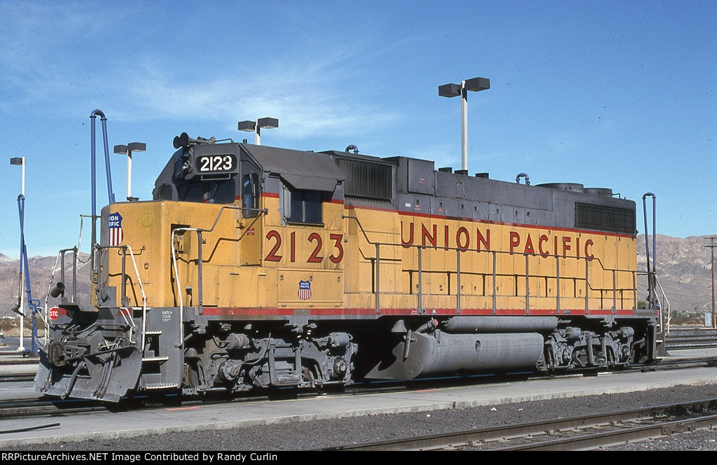 UP 2123 at Yermo